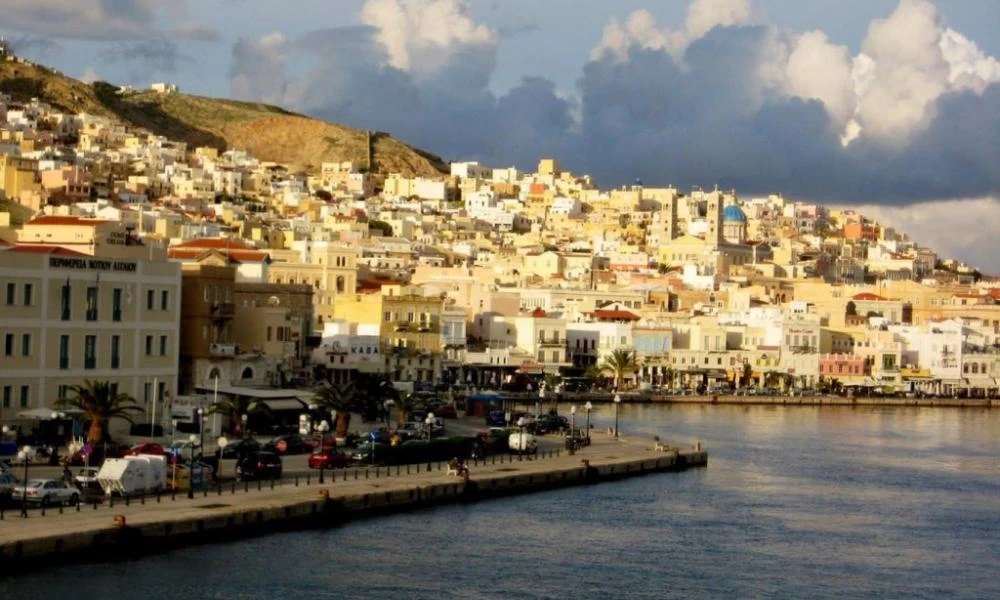 Σύρος: Συναγερμός στο Λιμενικό με άντρα που βούτηξε στη θάλασσα